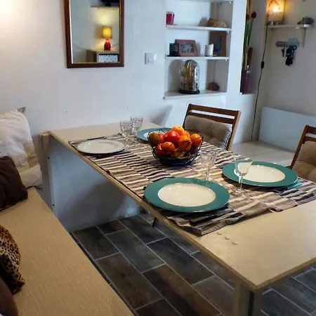 Atypical House - Well Decorated בית נופש